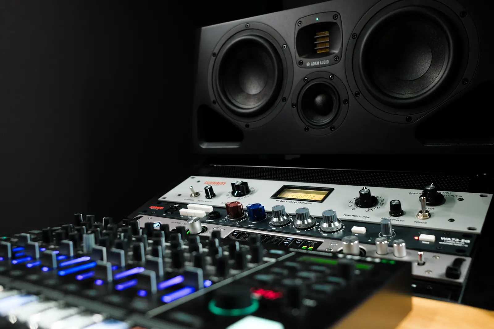 Adam Audio monitoring en Warm Audio outboard